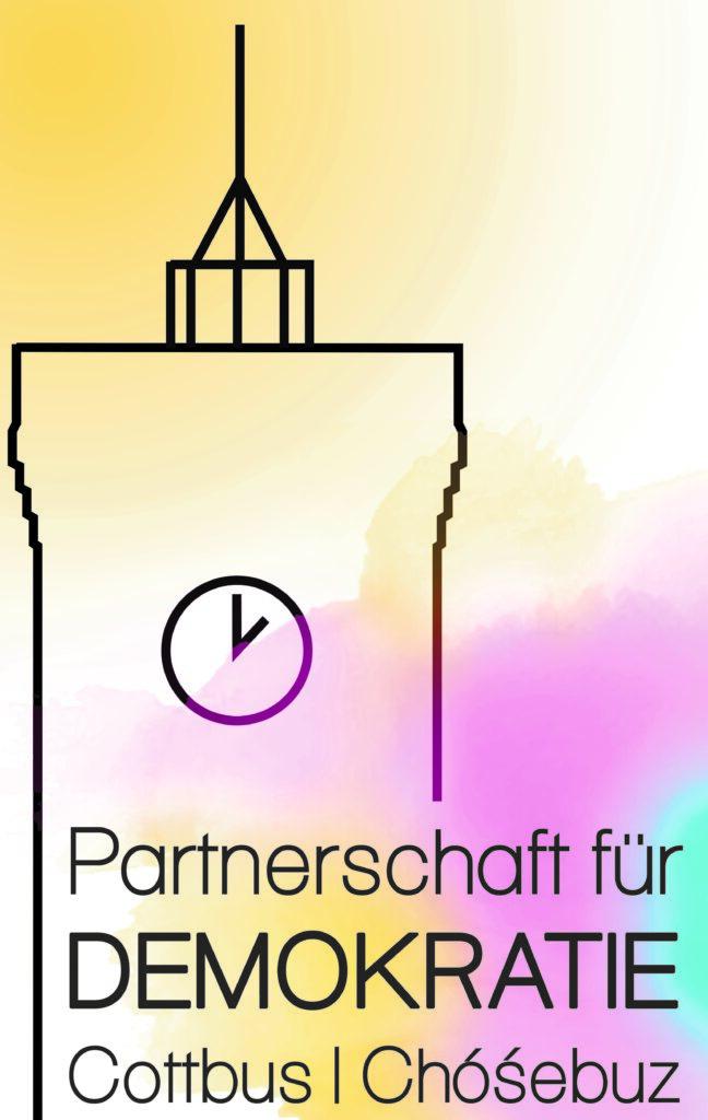Schwarze Silouette des Spremberger Turms mit der Unterschrift Partnerschaft für Demokratie Cottbus. Bunte Farbwolken im Hintergrund.