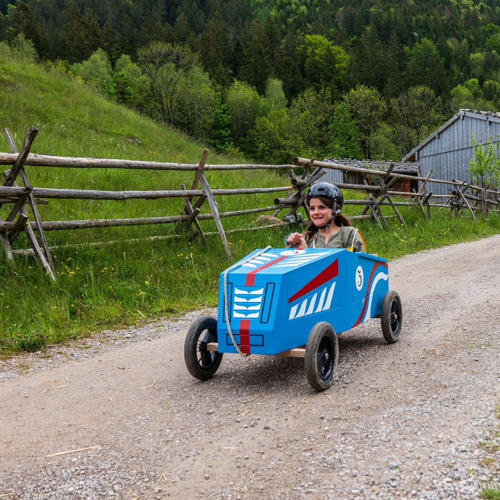 soapbox-4240379_1920 Kind in Seifenkiste