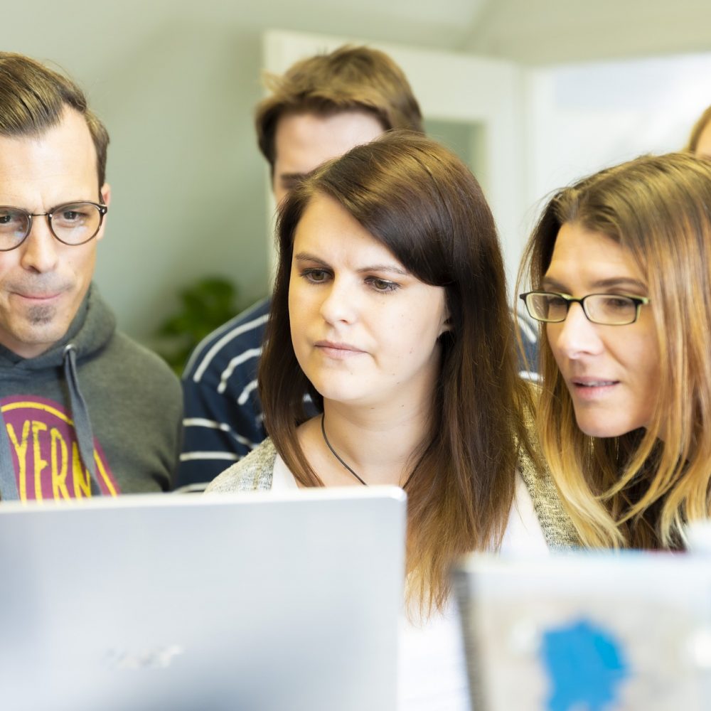 training-6135430_1920 Gruppe junger Menschen schaut auf einen Laptop.